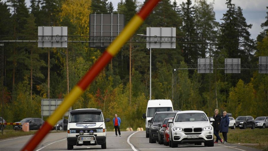 Rosjanie  czekają w kolejkach na przejściu granicznym między Rosją a Finlandią w pobliżu Vaalimaa