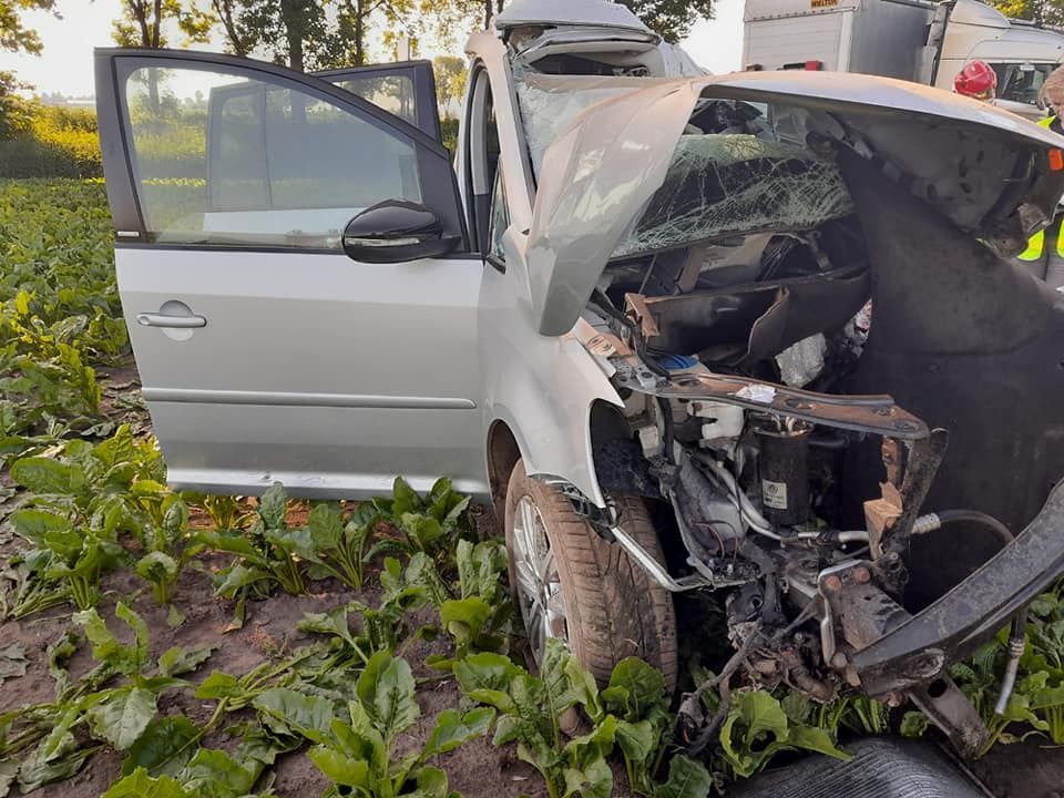Volkswagen zderzył się ze scanią na skrzyżowaniu w m. Hubinek
