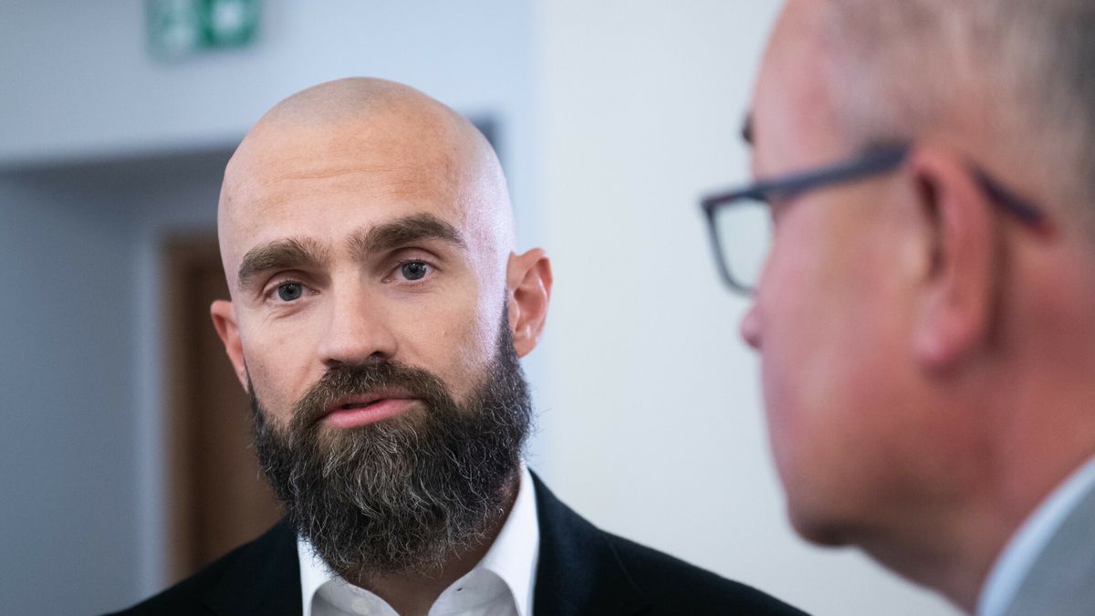 Sebastian Kulczyk wmurowuje kamie? w?gielny centrum rehabilitacji dla dzieci
Fot. Lukasz Gdak/East News, Poznan, 09.05.2023. Ortopedyczno-Rehabilitacyjny Szpital Kliniczny im. Wiktora Degi Uniwersytetu Medycznego im. Karola Marcinkowskiego w Poznaniu. Wmurowanie kamienia w?gielnego pod budowe Centrum Technologicznie Wspomaganej Rehabilitacji dla Dzieci.
N/z: Sebastian Kulczyk
Lukasz Gdak