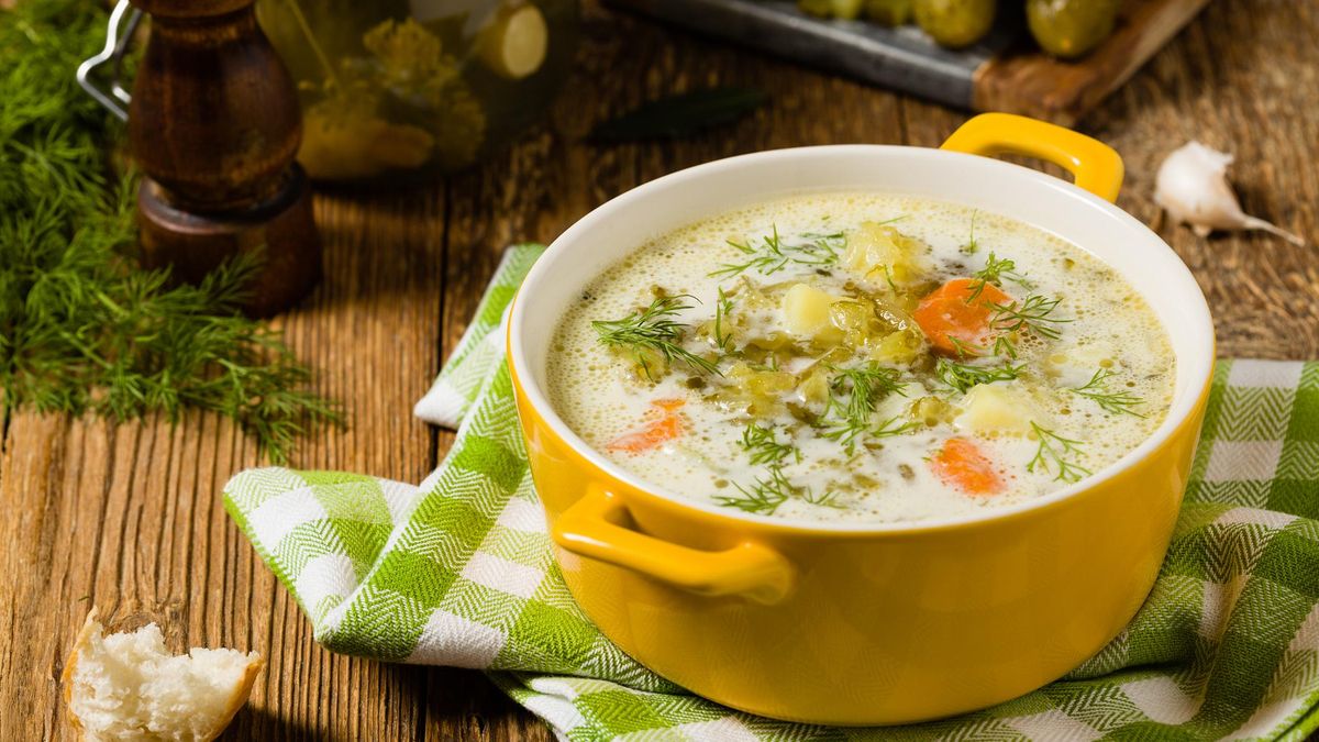 Zupa ogórkowa w garnku