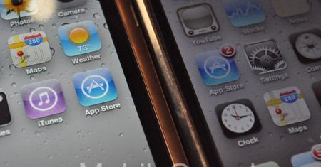 Zdjęcie ukazujące różnice pomiędzy wyświetlaczem w iPhonie 4 oraz 3GS