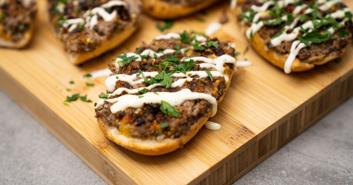 Już nie kiełbasa i szaszłyki. Domowe burgery zrobią furorę na każdym grillu