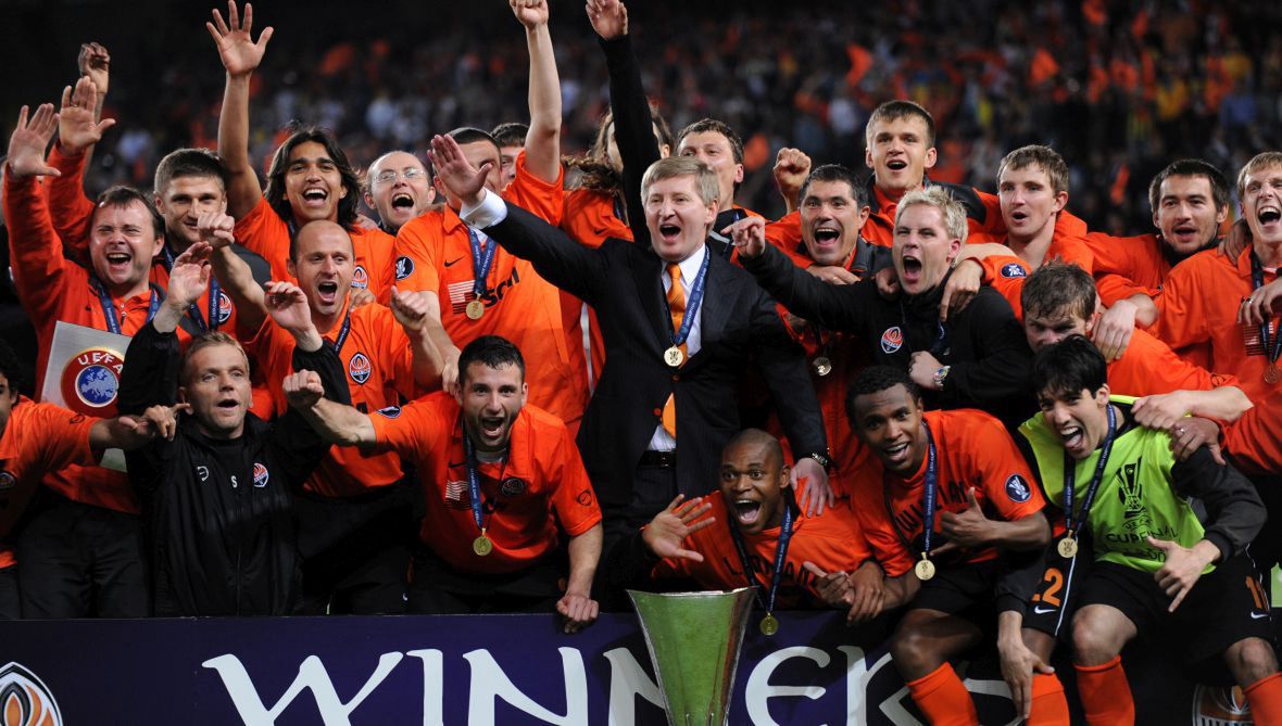 Rinat Achmetow fetuje z piłkarzami Szachtara Donieck zdobycie Pucharu UEFA. Rok 2009