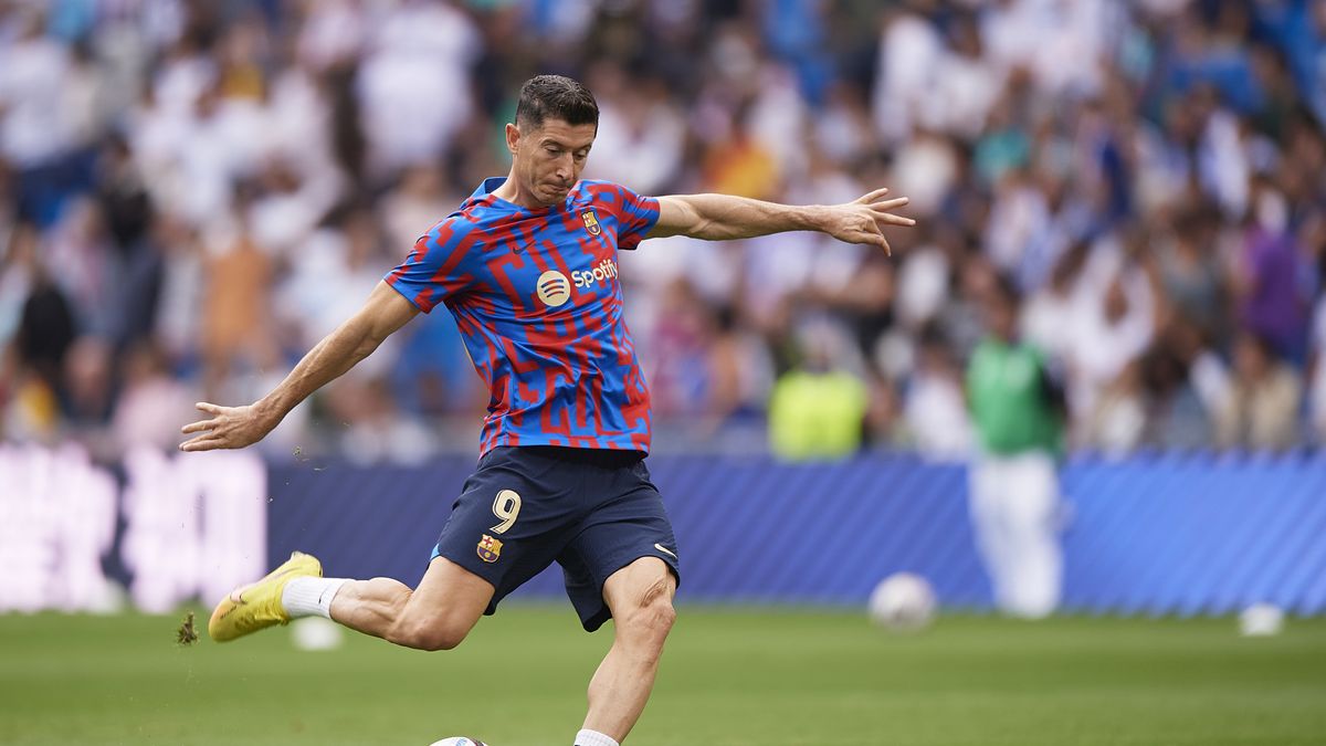 MADRID, SPAIN - OCTOBER 16: Robert Lewandowski of FC Barcelona warms up prior to the LaLiga Santander match between Real Madrid CF and FC Barcelona at Estadio Santiago Bernabeu on October 16, 2022 in Madrid, Spain. (Photo by Silvestre Szpylma/Quality Sport Images/Getty Images)