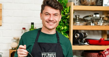 Udka z kurczaka piekę na ryżowo-warzywnej pierzynce. Każdy, kto ich spróbuje, od razu prosi o przepis