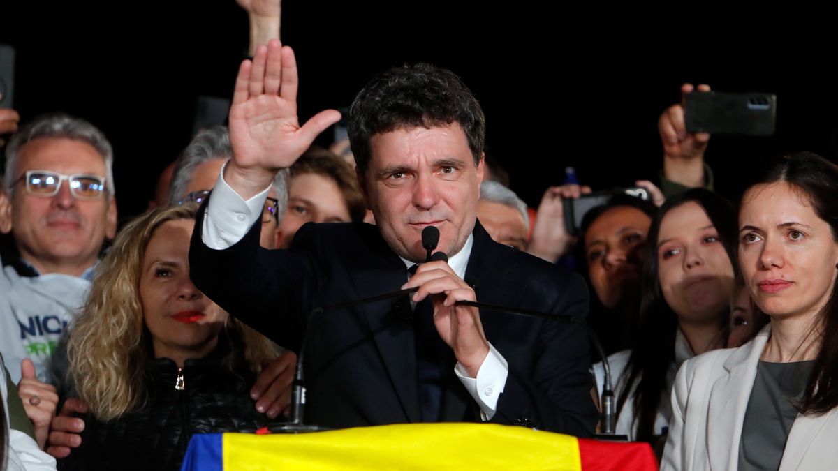 Bucharest City Mayor Nicusor Dan (C), an Independent presidential candidate supported by the Force of Right (FD) party, celebrates his victory hours after the first exit-polls results were announced, in Bucharest, Romania, early 19 May 2025. Nicusor Dan, is coming out ahead of his far-right rival George Simon in preliminary exit polls according to the Permanent Electoral Authority (AEP). EPA/ROBERT GHEMENT Dostawca: PAP/EPA.