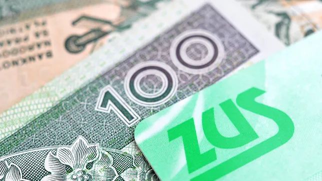 Wypłata zasiłku chorobowego przez ZUS zależna jest od decyzji państwowego inspektora sanitarnego. Jeśli uzna on, że w trakcie kwarantanny pracować nie można, to takiemu pracownikowi przysługuje zwolnienie lekarskie, a co za tym idzie także zasiłek.