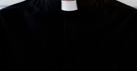 Puławy: Matka wysyłała księdzu erotyczne zdjęcia małoletniej córki