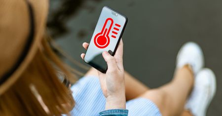 Jak zadbać o aparat lub smartfona podczas upałów? Uważaj, by nie wybuchły