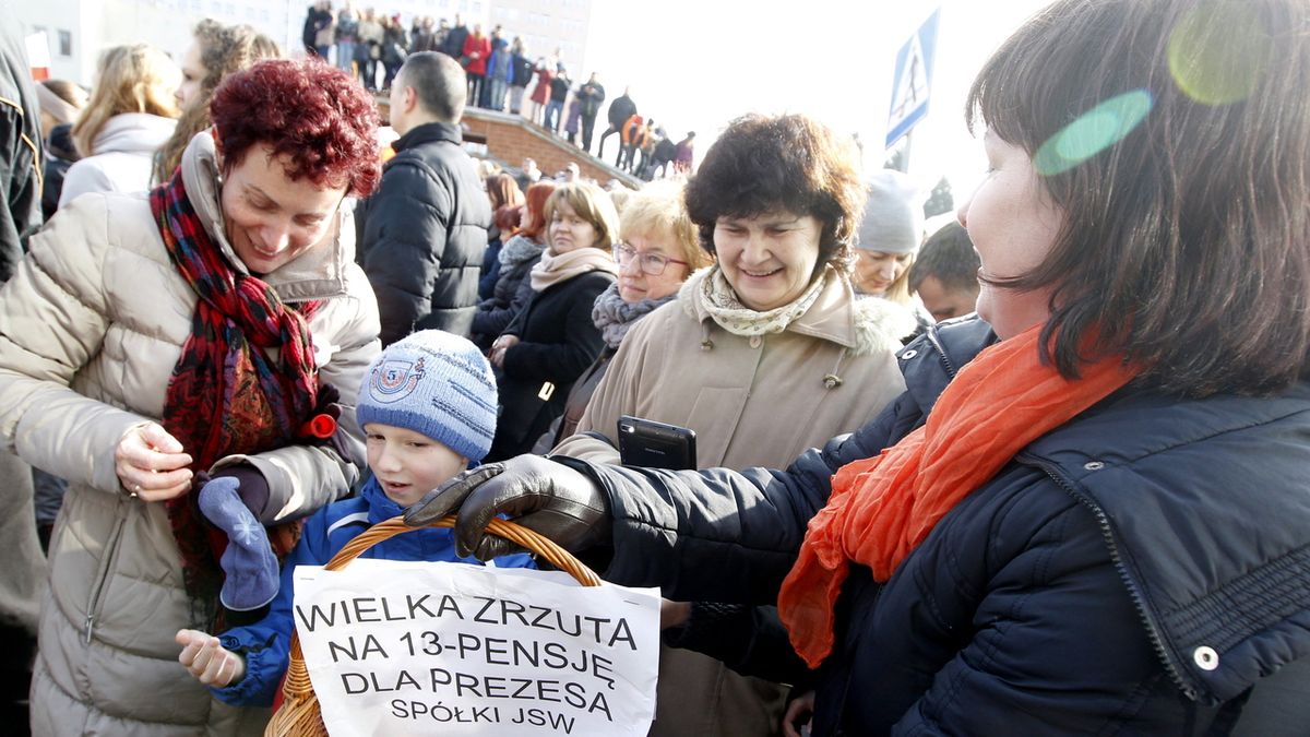 Protestujący zbierali pieniądze na 13. pensję prezesa