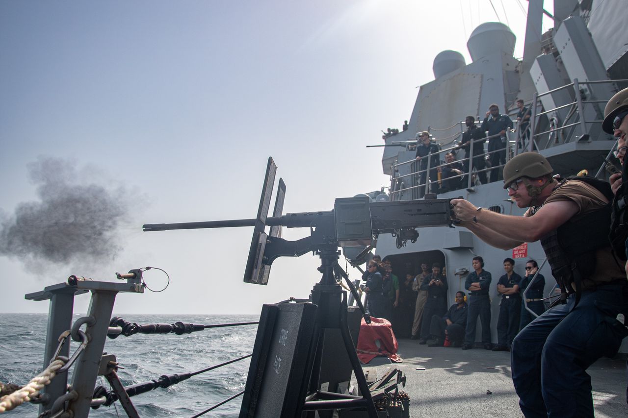 Ćwiczenia ogniowe okrętu USS Gridley na wodach Zatoki Omańskiej