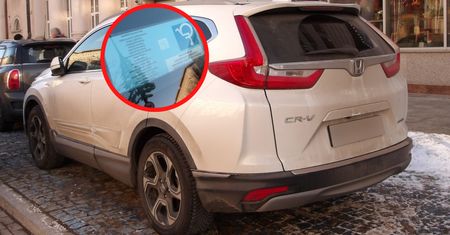 Zajrzeli za szybę Hondy. "Daj pani spokój, ja tu na chwilę"