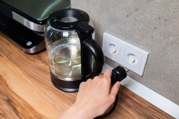 Zagotowanie wody to nie grosze. Prąd potrafi słono kosztować