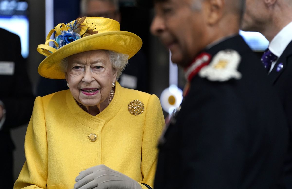 Królowa Elżbieta II zwiedziła wystawę ogrodniczą golfowym wózkiem 