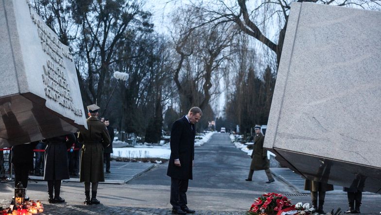 Premier Donald Tusk złożył wieniec pod Pomnikiem