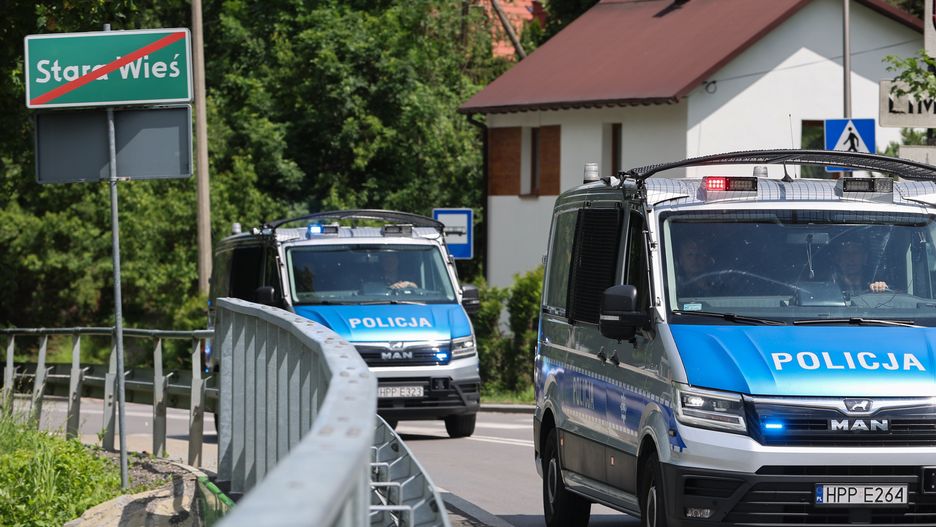 Stara Wieś (pow. limanowski), 28.06.2025. Służby prowadzą poszukiwania sprawcy strzelaniny w domu jednorodzinnym w Starej Wsi, 28 bm. 57-latek postrzelił śmiertelnie swoją córkę i zięcia. Trzecia osoba, 73-letnia teściowa sprawcy, trafiła do szpitala. Policja opublikowała wizerunek ściganego. (jm) PAP/Grzegorz Momot
