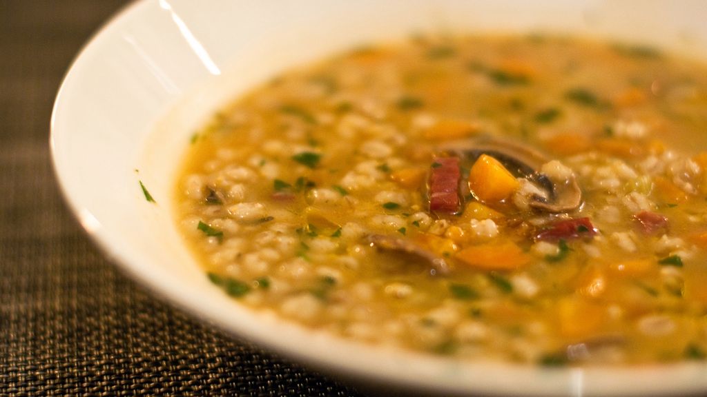 Zagęszczona zupa na wołowinie z warzywami i kaszą jęczmienną (do kupienia gotowa do spożycia)