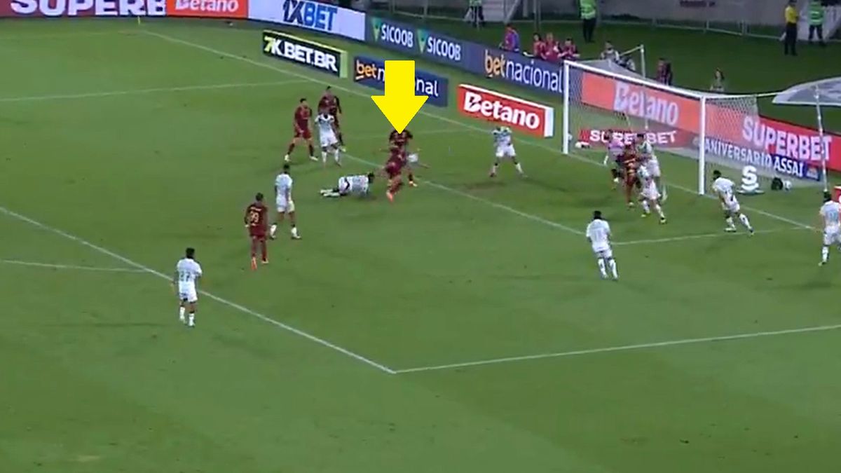 Twitter / pvsportbr / Na zdjęciu: efektowny gol Thiago Silvy