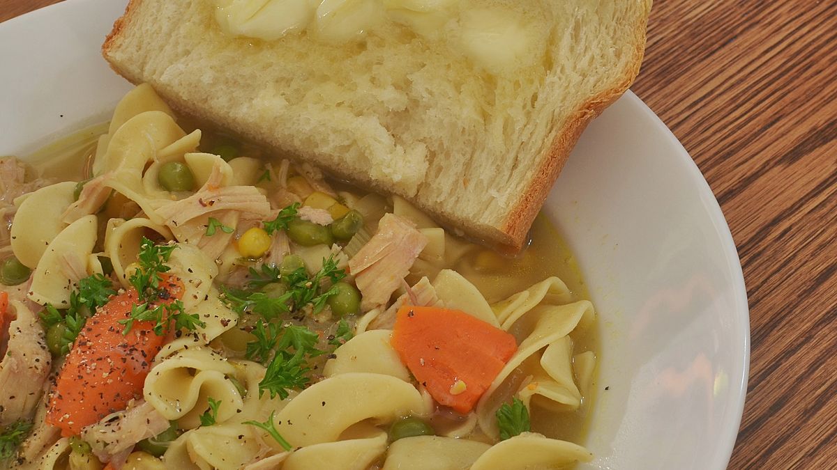 Zagęszczony rosół drobiowy z makaronem w kształcie gwiazdek (do kupienia gotowy do spożycia)