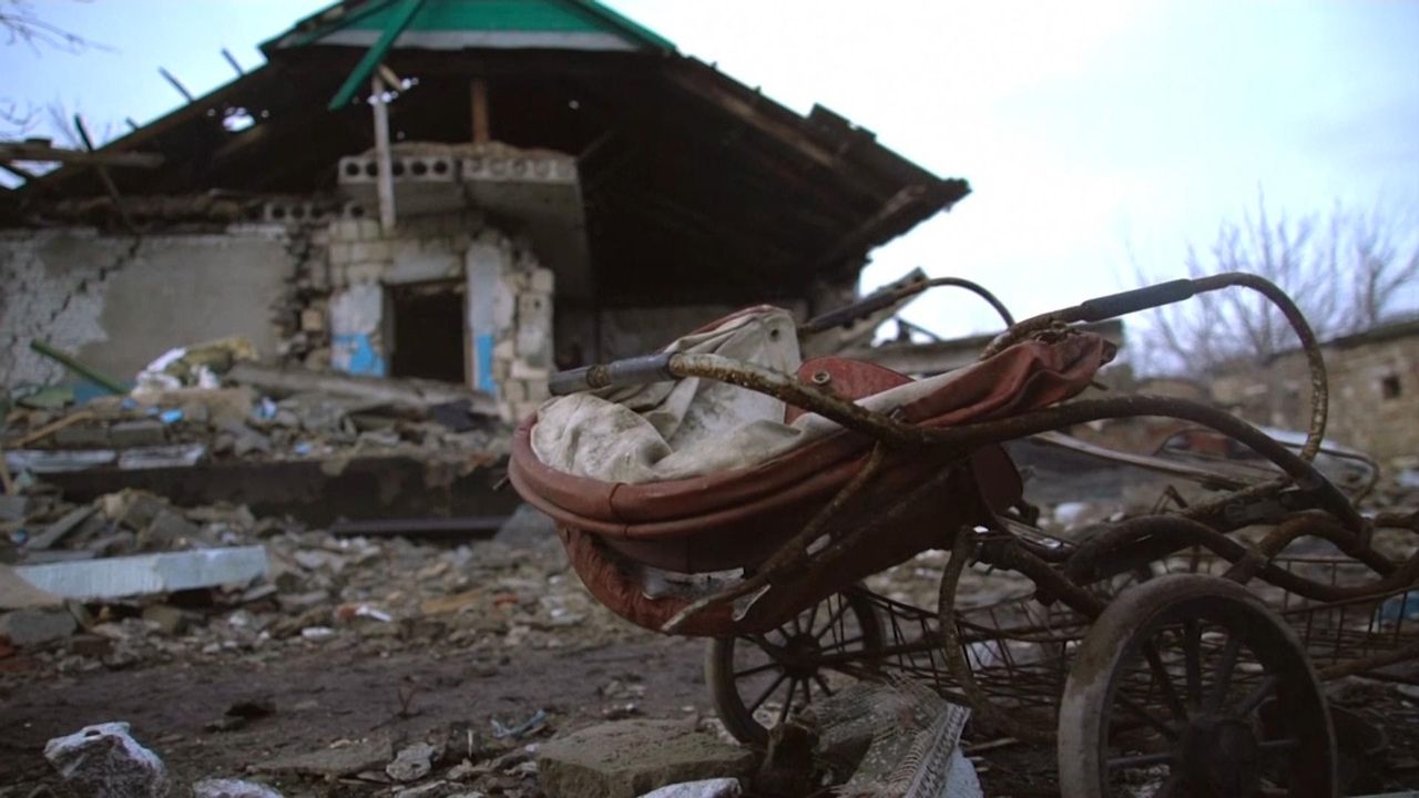 Wojna na Ukrainie. W ostrzeliwanej wsi pozostała garstka ludzi. "To nie jest życie"