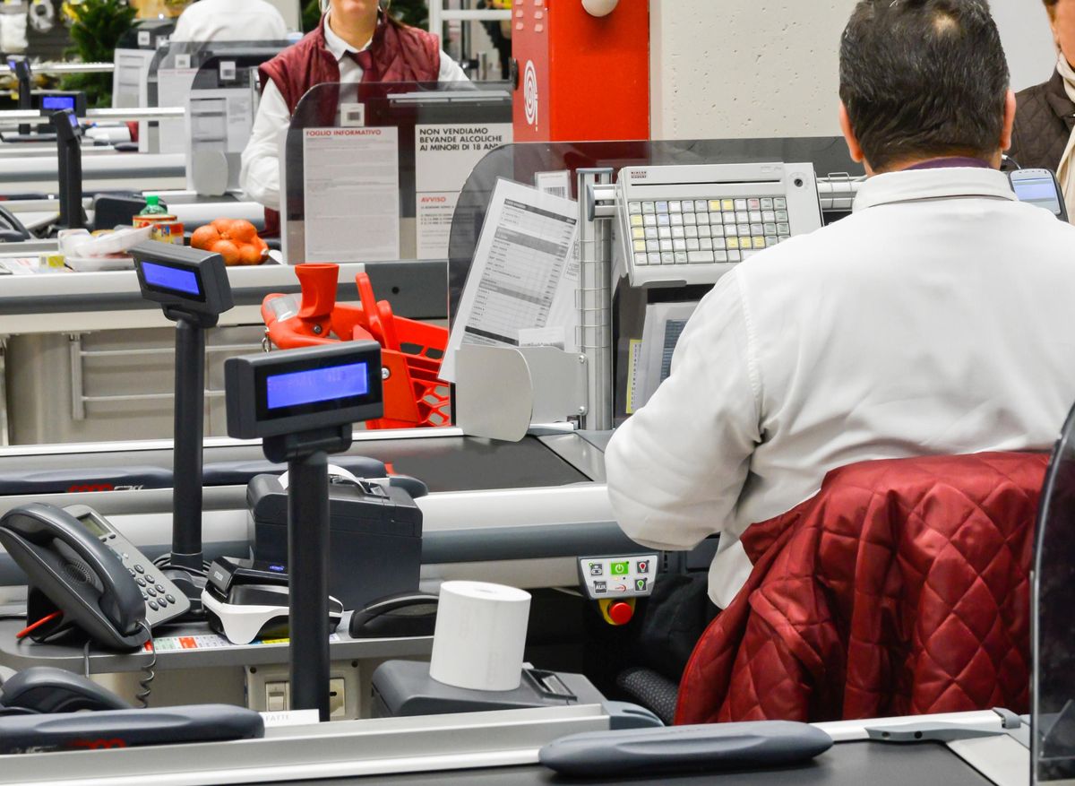 Carrefour daje podwyżki pracownikom. "Do Lidla czy Biedronki daleko"