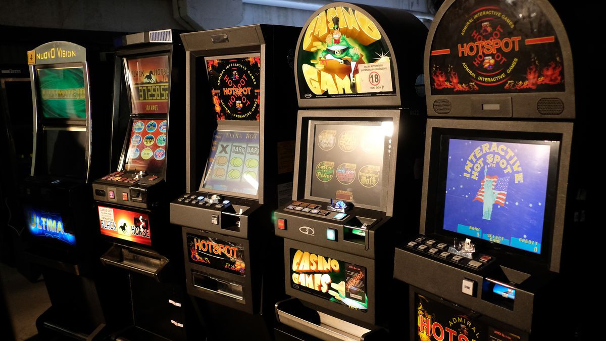 nielegalne automaty do gier
Darek Delmanowicz
automat, automaty do gry, hazard, hazardowe, ilustracja, ilustracje, jednoręki bandyta, nałóg, nielegalne, policja, urząd celny, uzależnienie