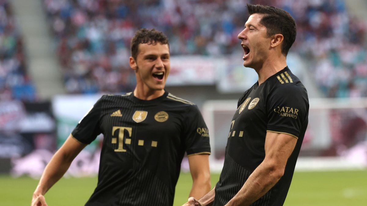 PAP/EPA / Filip Singer / Na zdjęciu: Benjamin Pavard i Robert Lewandowski