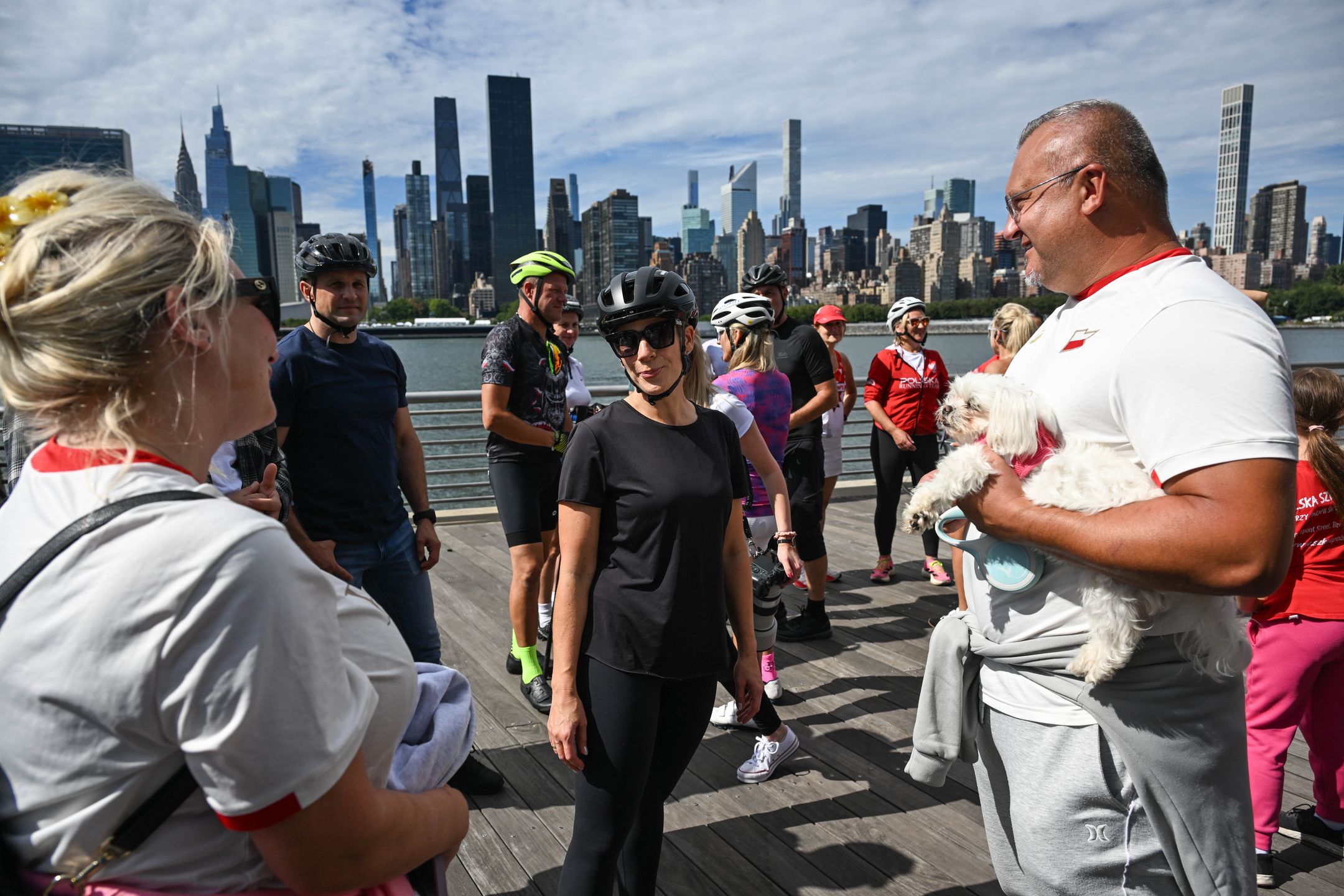 Nowy Jork, USA, 21.09.2026. Pierwsza dama Marta Nawrocka (C) podczas spotkania z członkami grupy NAROWERZE.US w Nowym Jorku, 21 bm. Prezydent RP z małżonką kontynuują oficjalną wizytę w Stanach Zjednoczonych Ameryki. (sko) PAP/Radek Pietruszka