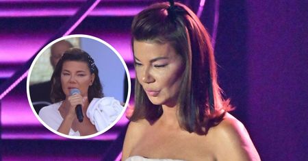 Edyta Górniak w białej sukni z dekoltem podczas religijnego koncertu TVP