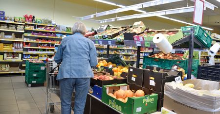 Wzrost cen nie odpuszcza. Ale w polskiej sieci sklepów ceny spadają