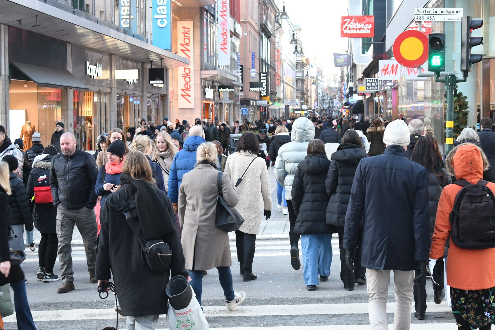 STOCKHOLM, SWEDEN- FEBRUARY 5: People walk in crowds in Stockholm, Sweden on February 5, 2022. Public Health Agency of Sweden lifts all Covid-19 restrictions and as a result of that, the Covid-19 testing is ended in Stockholm in Sweden by February 9. (Photo by Atila Altuntas/Anadolu Agency via Getty Images)