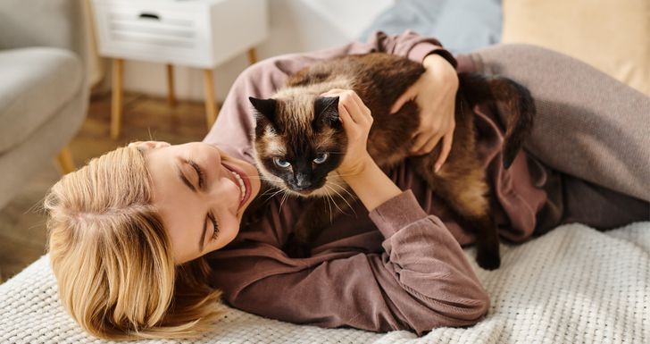 Po tym poznasz, że kot jest szczęśliwy. 7 zachowań mówi naprawdę dużo