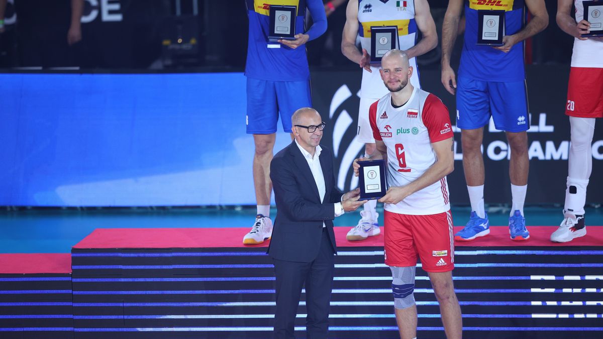 PAP / Łukasz Gągulski / Na zdjęciu: Bartosz Kurek odbierający nagrodę dla najlepszego atakującego MŚ 2022