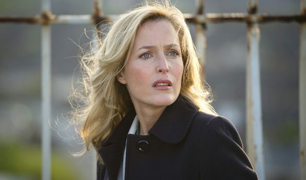 "Upadek": Gillian Anderson pływa