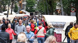 Zakopane: Deszcz przegonił turystów z gór. Tłok i kurtki na Krupówkach
