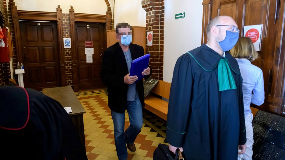 Oskarżony Krzysztof G. przed salą rozpraw Sądu Rejonowego w Chodzieży