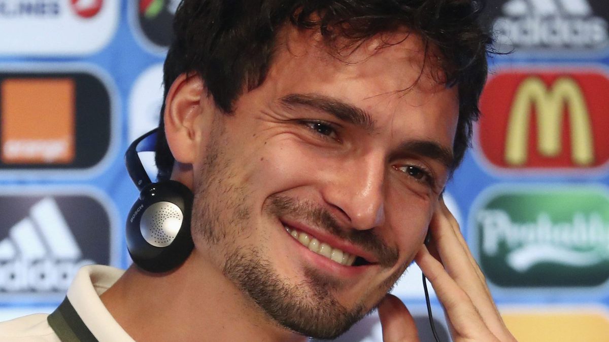 Mats Hummels podczas konferencji prasowej przed meczem z Irlandią Północną