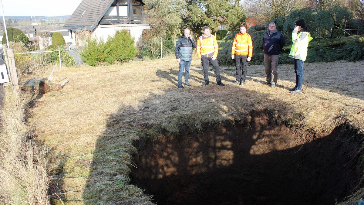 Otwór pojawił się tuż obok zabudowań mieszkalnych