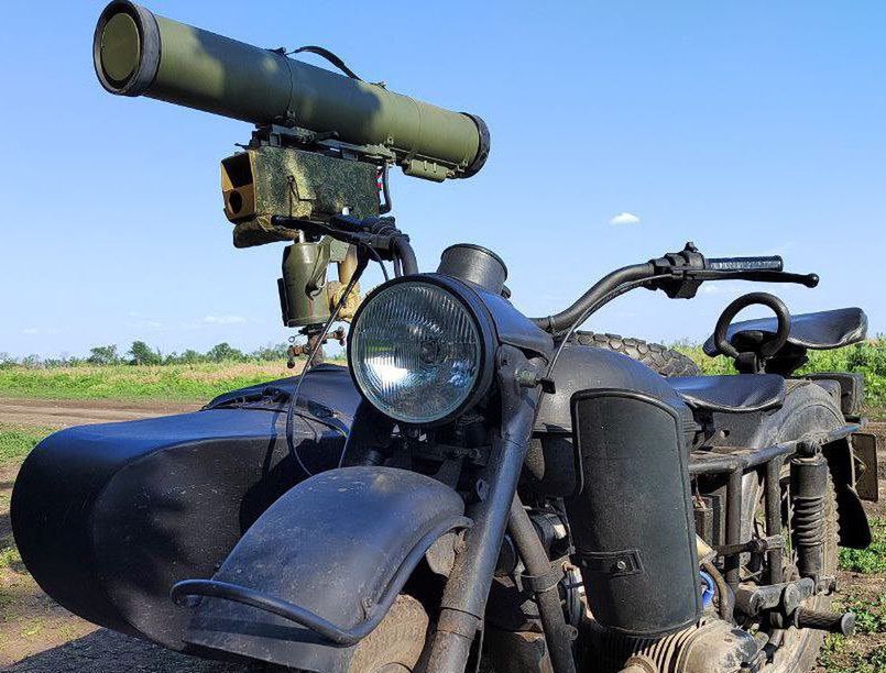 Rosyjski motocykl Ural z zamontowaną wyrzutnią pocisków przeciwpancernych 9M133 Kornet.