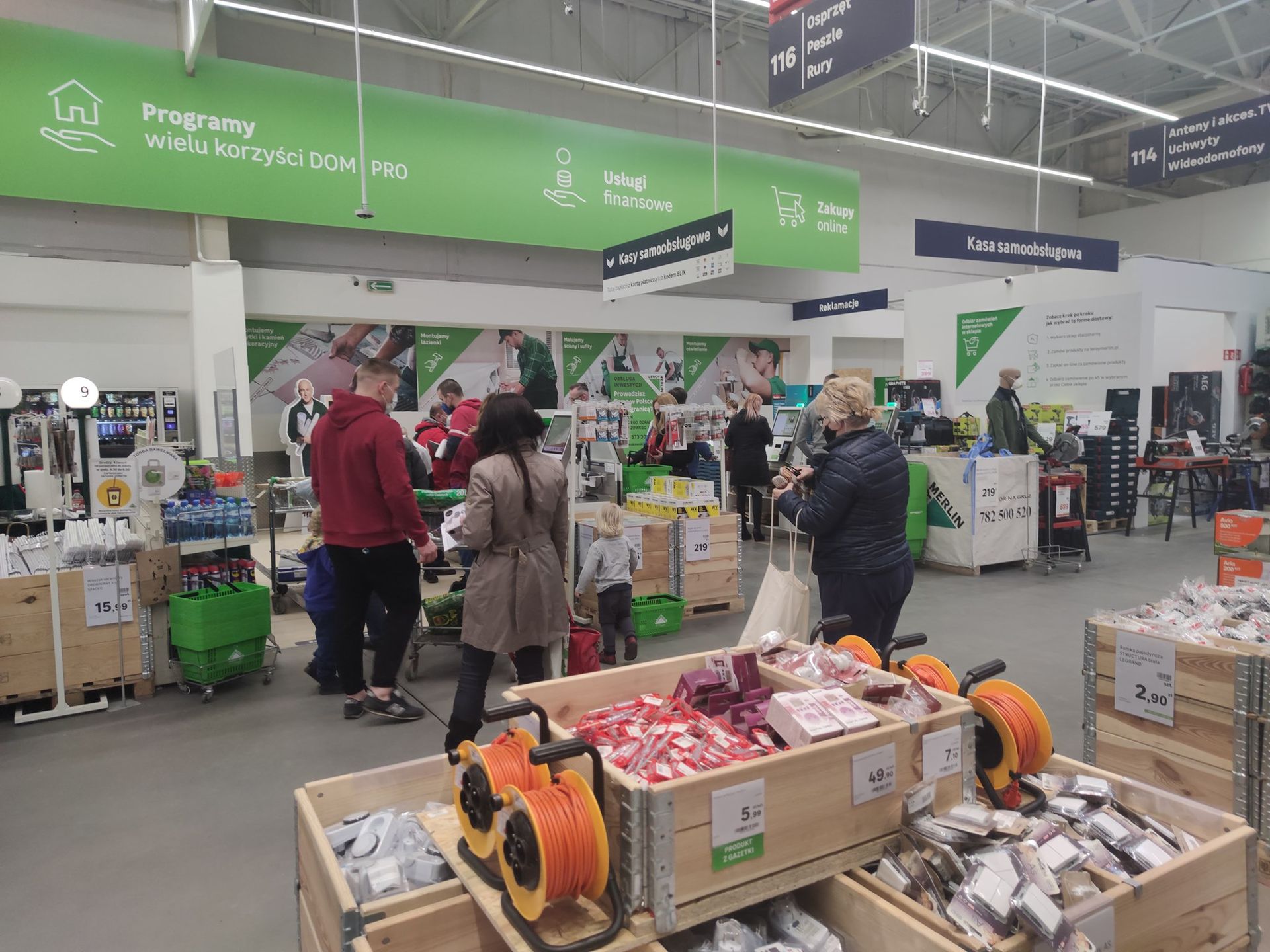Lockdown. Kolejki w sklepie budowlanym.