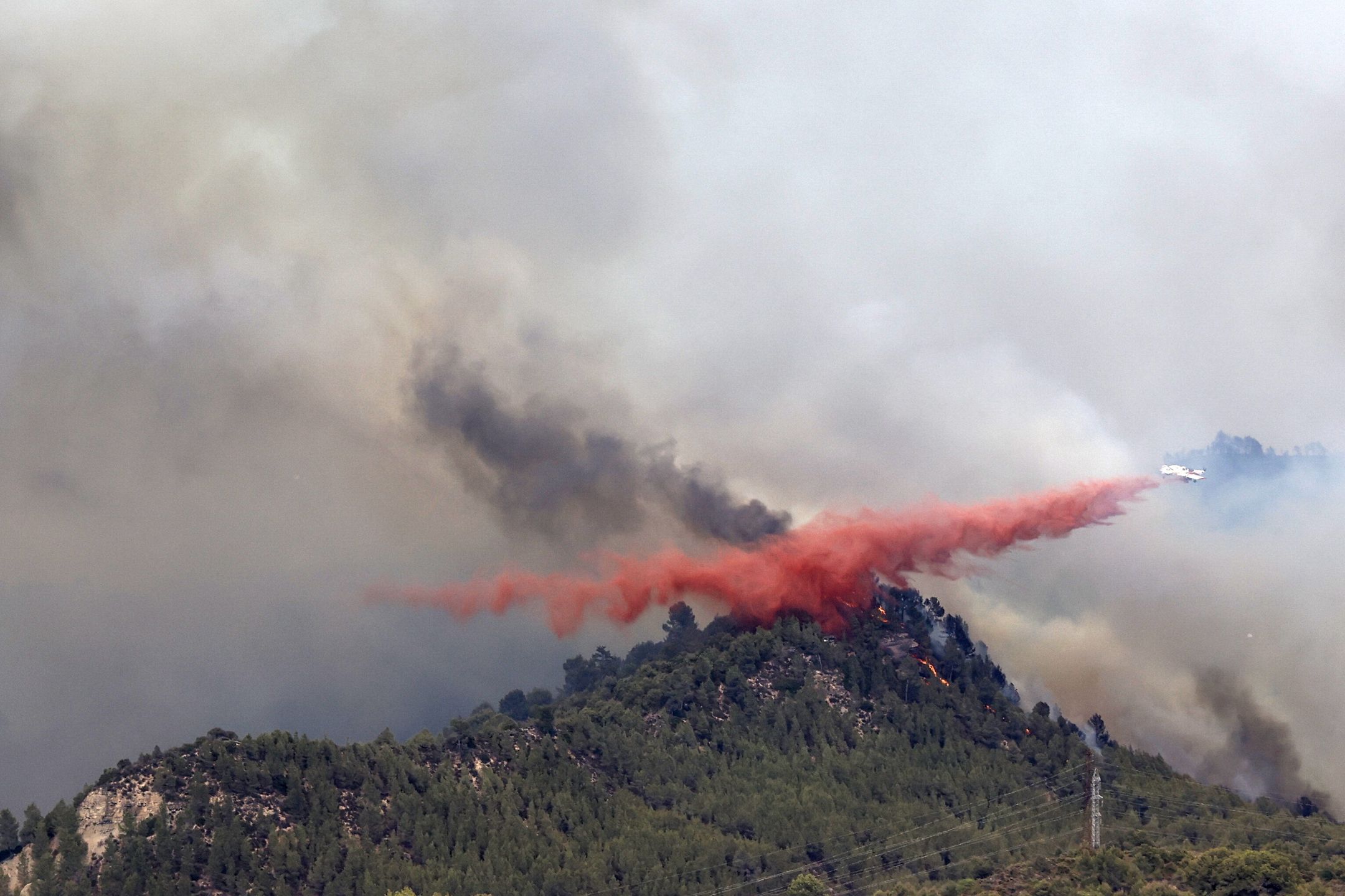 A firefighting aircraft drops water on a forest fire originated in Pont de Vilomara, Spain, 17 July 2022. The fire has burnt 440 hectares so far. EPA/TONI ALBIR Dostawca: PAP/EPA.