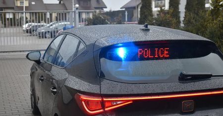 Podpuszczają kierowców. Takim radiowozem jeżdżą po drogach