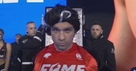 Szok na Fame MMA. Naprawdę wnieśli go w tym do klatki