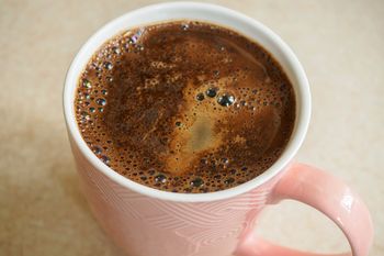 Dodajesz do kawy? Naukowcy alarmują o wpływie na mózg