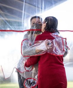 Brazylia. "Hug tunnel" umożliwia bliskim spotkania z seniorami