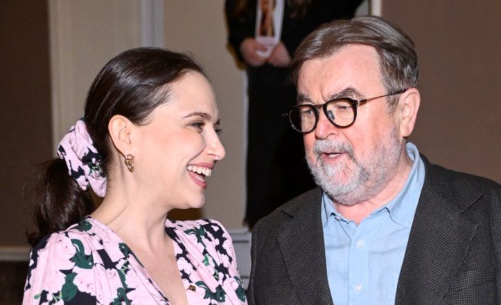 Anna Cieślak składa życzenia urodzinowe Edwardowi Miszczakowi