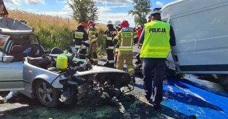 Radomno. Wypadek z udziałem BMW i busa. Interwencja LPR