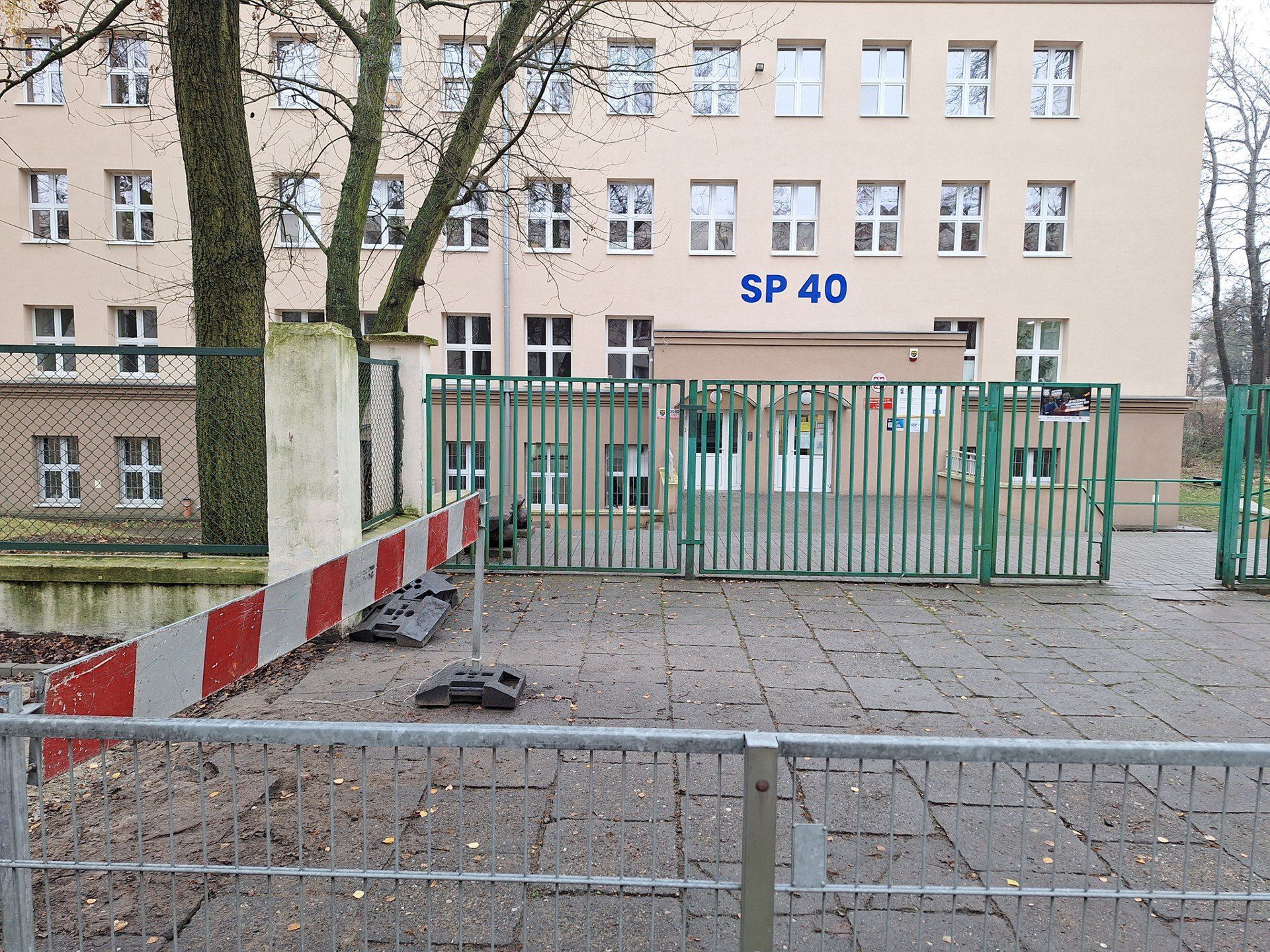 Tak wygląda organizacja remontu na ulicy Praussa, obok Szkoły Podstawowej nr 40