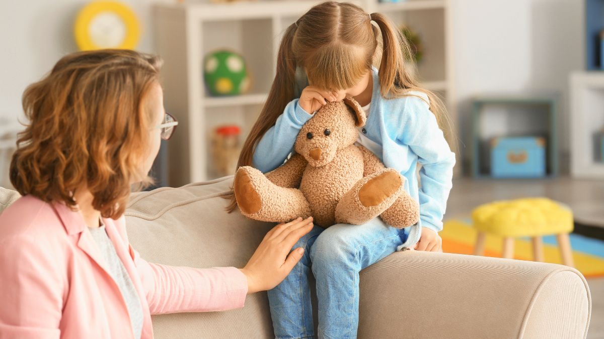 Kobieta pociesza dziewczynkę