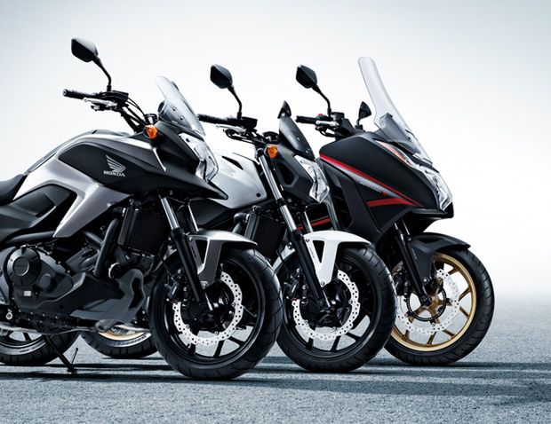 Rodzina jednośladów Honda NC700/750, która spopularyzowała automat DCT. Motocykle w wersji naked (S) oraz adventure (X) - podobnie jak Aprilia Mana - nie posiadają dźwigni z lewej strony kierownicy. W przypadku maksi-skutera Integra lewa klamka stanowi hamulec tylny, który z kolei w modelach S i X uruchamiany jest prawą dźwignią nożną.